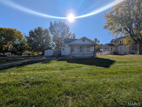 828 W Pearl St, Staunton, IL, 62088-1321 | Card Image