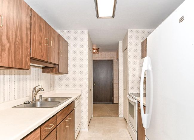 110 - 5200 S Tuckaway Boulevard, Condo with 2 bedrooms, 2 bathrooms and null parking in Greenfield WI | Image 9