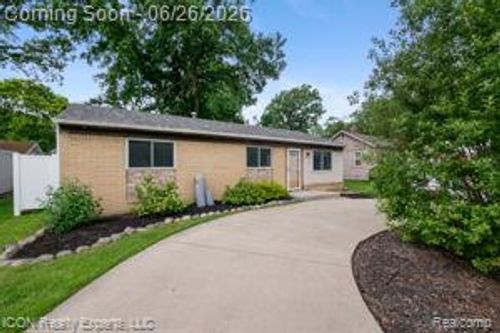 33515 Colfax Dr, Farmington Hills, MI, 48335-5303 | Card Image