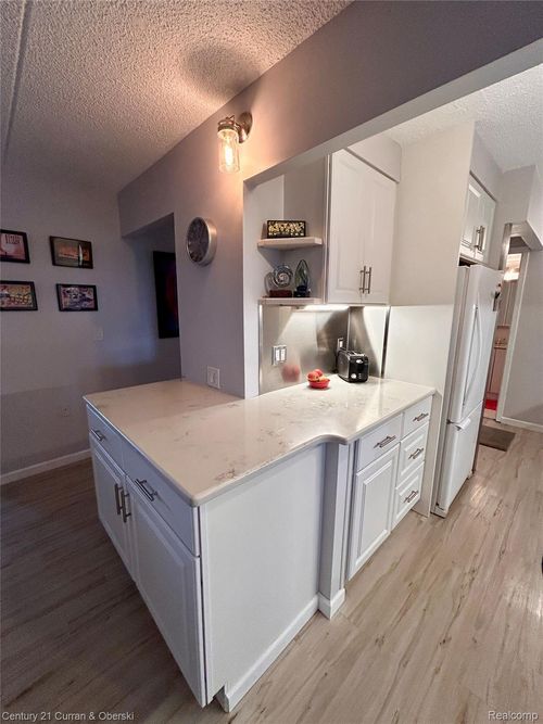apt-607-21800 Morley Ave, Dearborn, MI, 48124-2345 | Card Image