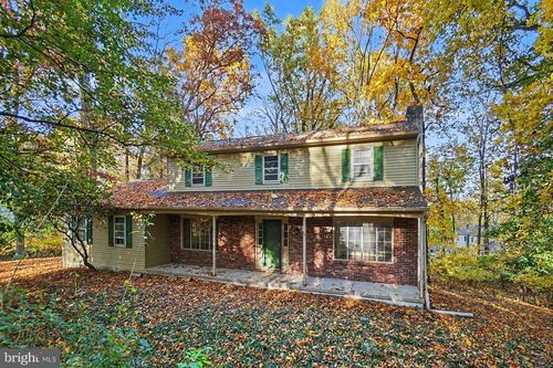 100 Woodcrest Dr, DOWNINGTOWN, PA, 19335-1353 | Card Image