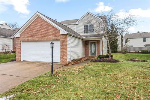 16548 Sunwood Oval, Strongsville, OH, 44136-7500 | Card Image