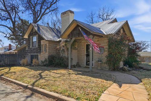 225 E Breckenridge St, Albany, TX, 76430-2765 | Card Image