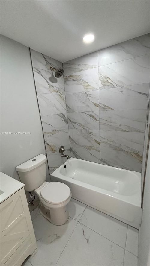 204-19-20825 Ne 8th Ct, Miami, FL, 33179 | Card Image