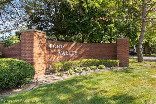 27671 W Echo Vly, Farmington Hills, MI, 48334-4450 | Card Image