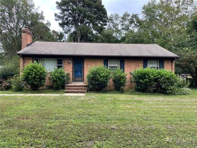 Ranch-style house with a front lawn | Image 1