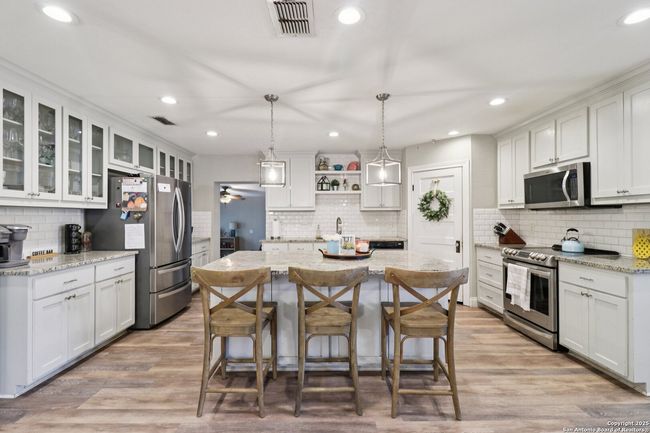 503 Mockingbird Ln, House other with 3 bedrooms, 2 bathrooms and null parking in Devine TX | Image 8
