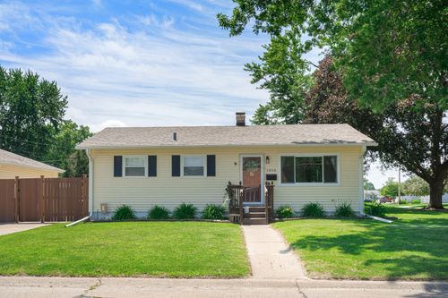 1004 37th Ave, East Moline, IL, 61244-3738 | Card Image