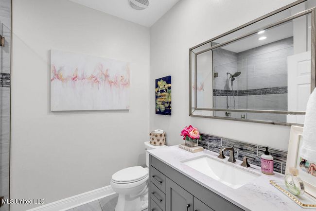 Hall Bathroom | Image 26