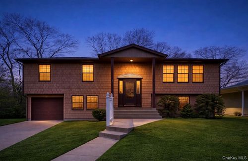 676 Bohemia Pkwy, Sayville, NY, 11782-3305 | Card Image