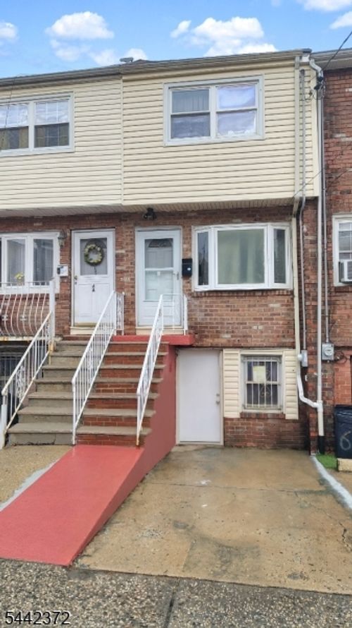 8 Van Nostrand Ave, Jersey City, NJ, 07305-4019 | Card Image