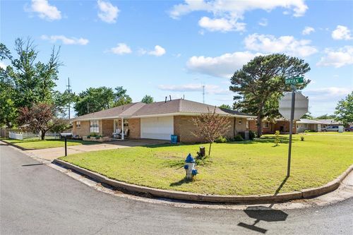 323 N Bryan St, Weatherford, OK, 73096-5609 | Card Image
