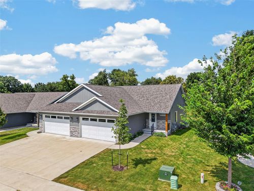 921 Prairie View Dr, West Branch, IA, 52358-8805 | Card Image