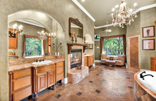 565 Lost Hunters Cyn, House other with 5 bedrooms, 5 bathrooms and 3 parking in China Spring TX | Image 27