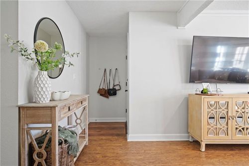 apt-45-4727 Jarboe St, Kansas City, MO, 64112-1343 | Card Image