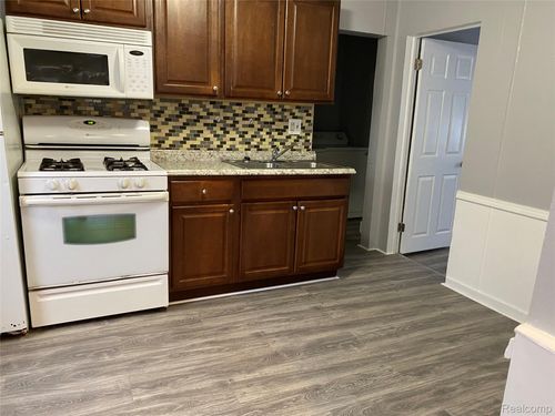 615 Ardmore Dr, Ferndale, MI, 48220-3322 | Card Image