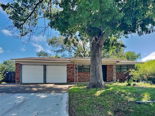 605 Thompson Dr, Saginaw, TX, 76179-2127 | Card Image