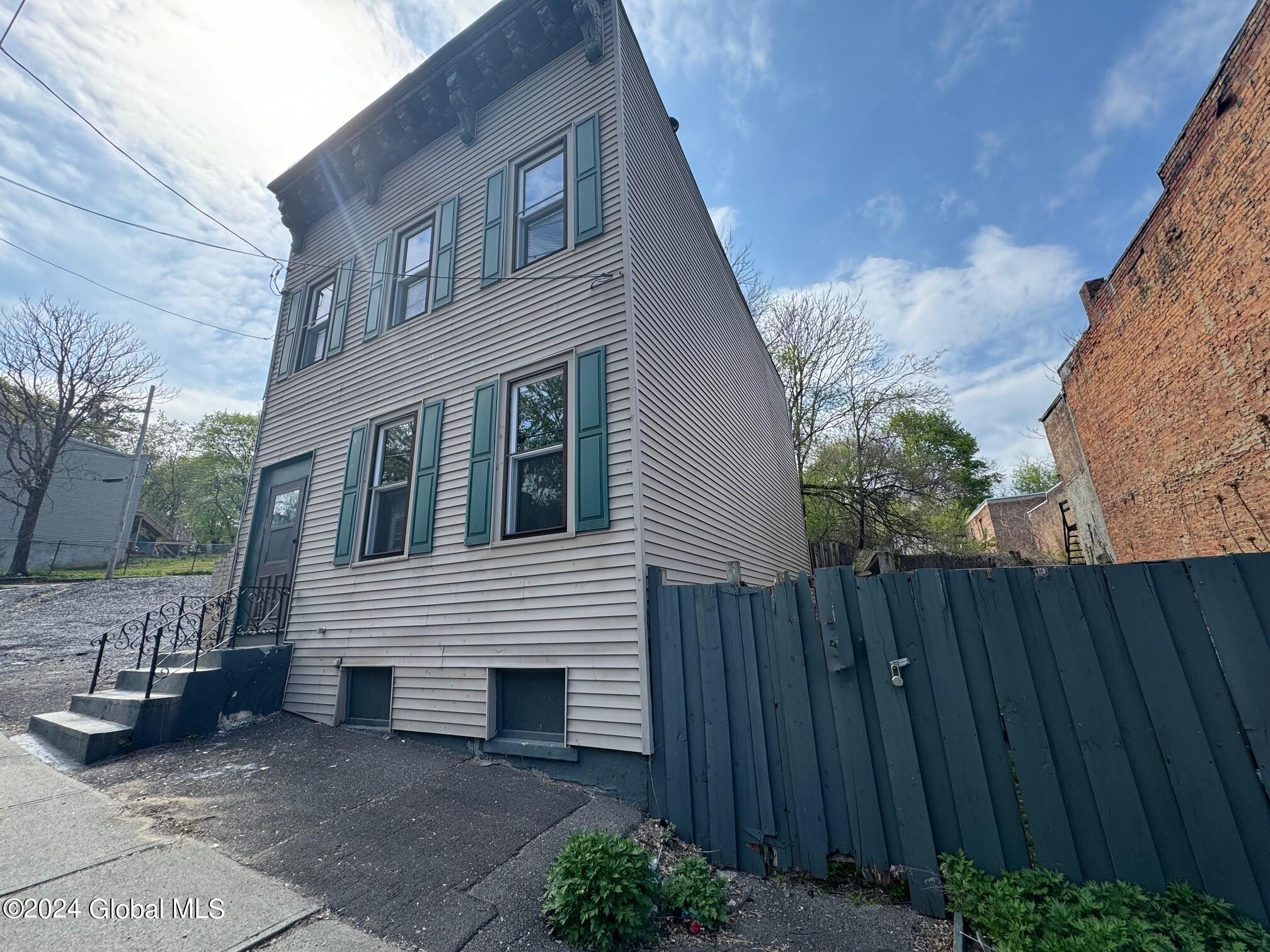Elizabeth St, Albany, NY 12202
