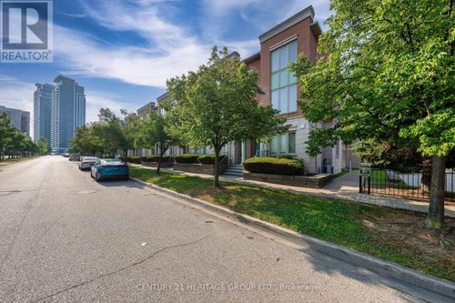82 Suncrest Blvd, Thornhill, ON, L3T7Y1 | Card Image