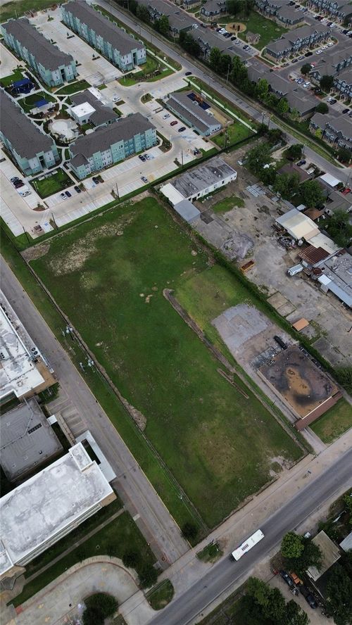 411 Berry Rd, Houston, TX, 77022-3211 | Card Image