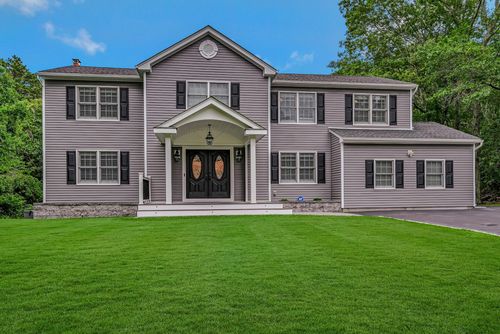7 Golf Club Cir, Manorville, NY, 11949-2828 | Card Image