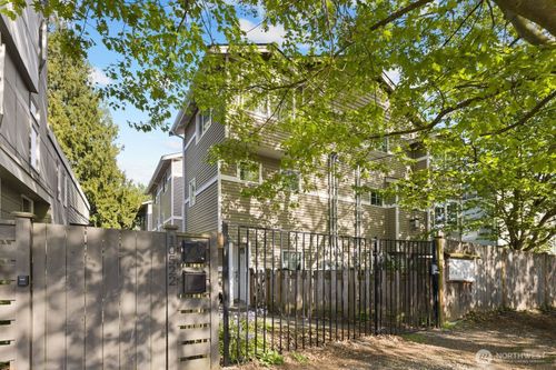 e-10520 Whitman Ave N, Seattle, WA, 98133-8827 | Card Image