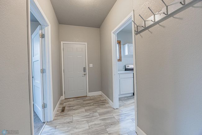 Main level side entrance | Image 38