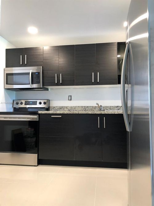 apt-105-8879 Fontainebleau Blvd, Miami, FL, 33172-4495 | Card Image