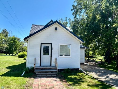 104 1st St E, Hunter, ND, 58048-4006 | Card Image