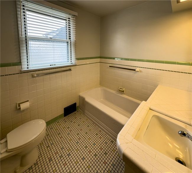 Upstairs Full Bathroom | Image 16
