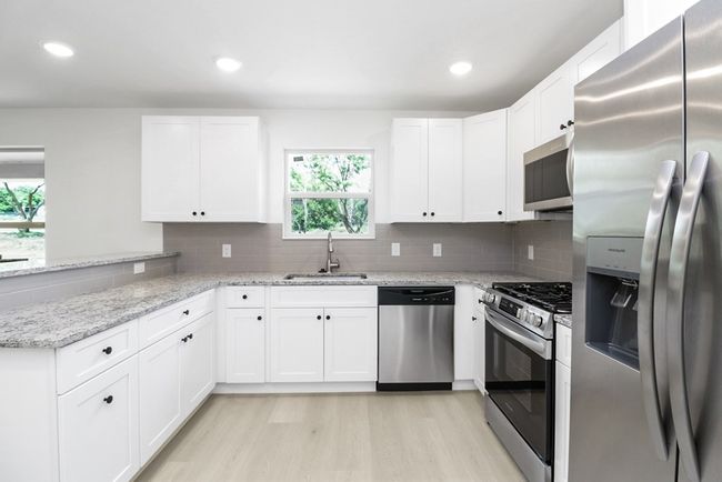 804 Bell St, House other with 3 bedrooms, 2 bathrooms and 2 parking in Coleman TX | Image 7