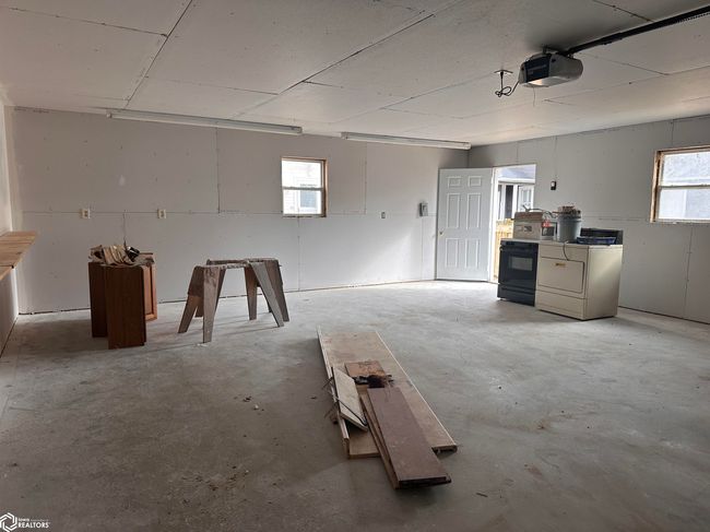 211 S Garfield Ave, Home with 3 bedrooms, 2 bathrooms and 2 parking in Burlington IA | Image 36