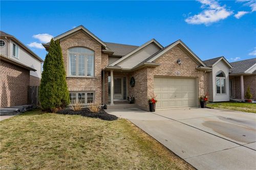 7032 Kelly Dr, Niagara Falls, ON, L2H3J9 | Card Image