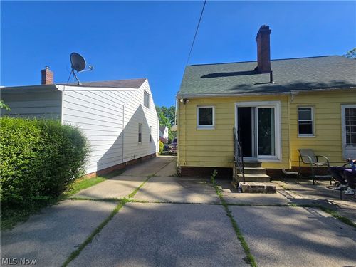 19403 Ridgewood Ave, Warrensville Heights, OH, 44122-6737 | Card Image