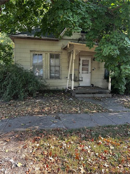 304 N Spruce St, Nokomis, IL, 62075-1240 | Card Image