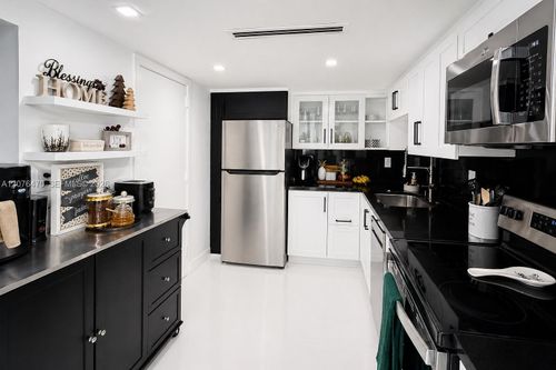 ph11-300 Bayview Dr, Sunny Isles Beach, FL, 33160-4714 | Card Image