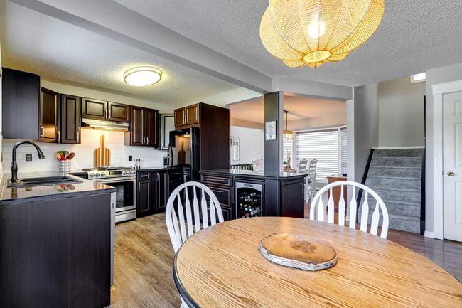 4 Strathwood Bay Sw, Home with 3 bedrooms, 2 bathrooms and 4 parking in Calgary AB | Image 9