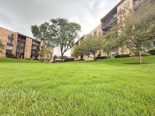 438-502 W Huntington Commons Rd, Mount Prospect, IL, 60056-5256 | Card Image