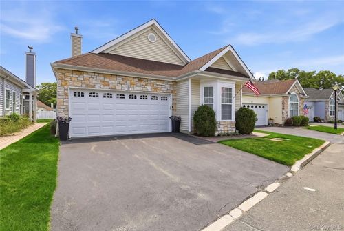 581 Leisure Dr, Ridge, NY, 11961-1651 | Card Image