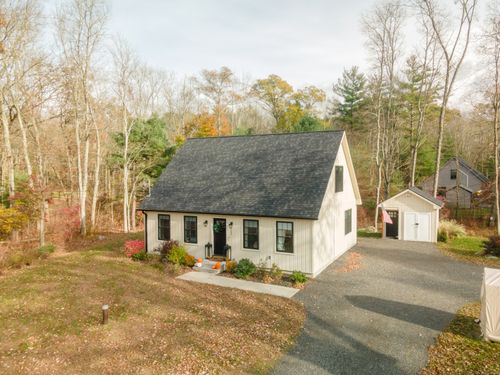 100 Squaw Rock Rd, Moosup, CT, 06354-1717 | Card Image