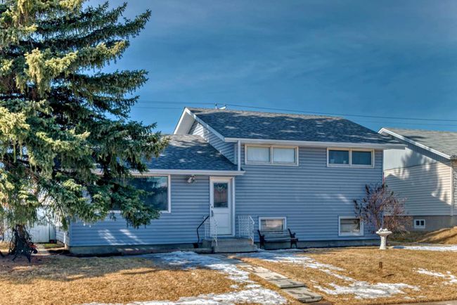 4719 Greenview Drive Ne, Home with 3 bedrooms, 2 bathrooms and 3 parking in Calgary AB | Image 3