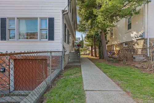 114 Washington St, Port Chester, NY, 10573-4811 | Card Image