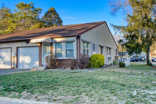 b-1 Stonybrook Ct, Whiting, NJ, 08759-2032 | Card Image