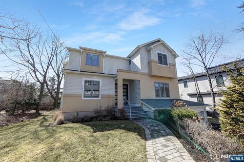 42 Elm St, Tenafly, NJ, 07670-2811 | Card Image