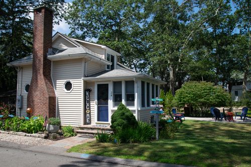 24 Town Rd, Niantic, CT, 06357-2718 | Card Image