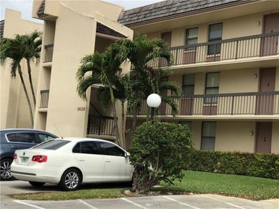 305 - 8429 Forest Hills Drive, Condo with 2 bedrooms, 2 bathrooms and null parking in Coral Springs FL | Image 3