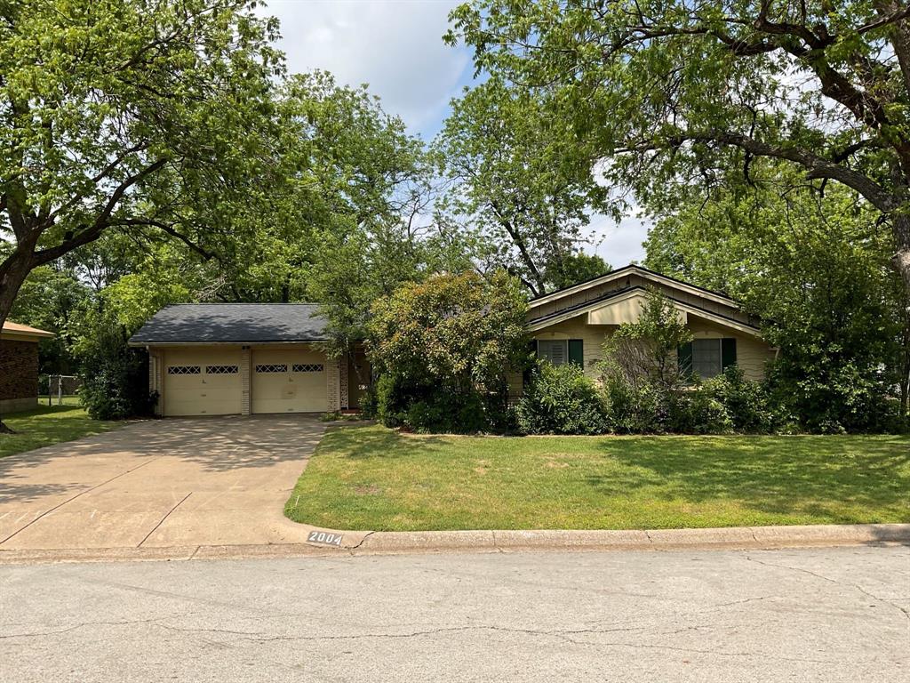 Lipps Dr, Fort Worth, TX 76134