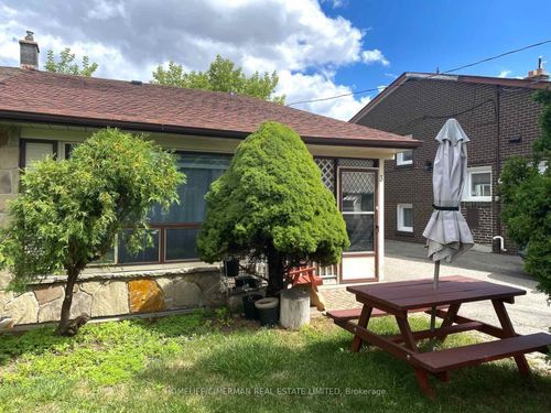 3 Benton St, Brampton, ON, L6W3B8 | Card Image