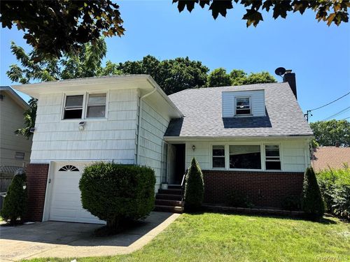 104 Phoenix St, Hempstead, NY, 11550-5136 | Card Image