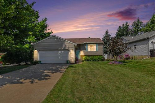 421 Macomb Ave, Walker, MI, 49534-3572 | Card Image